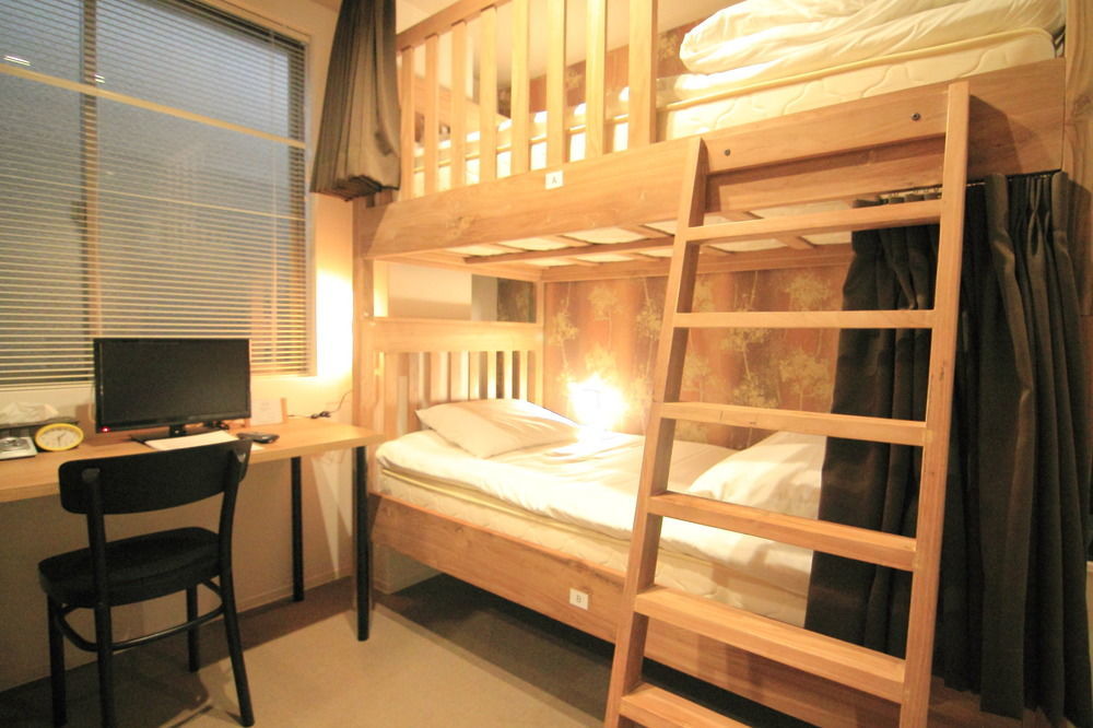 Yadokari Namba Hostel Osaka Exterior photo